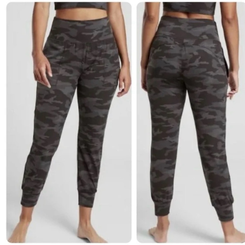 Athleta Women's Salutation Jogger Black Camo Size Small petite